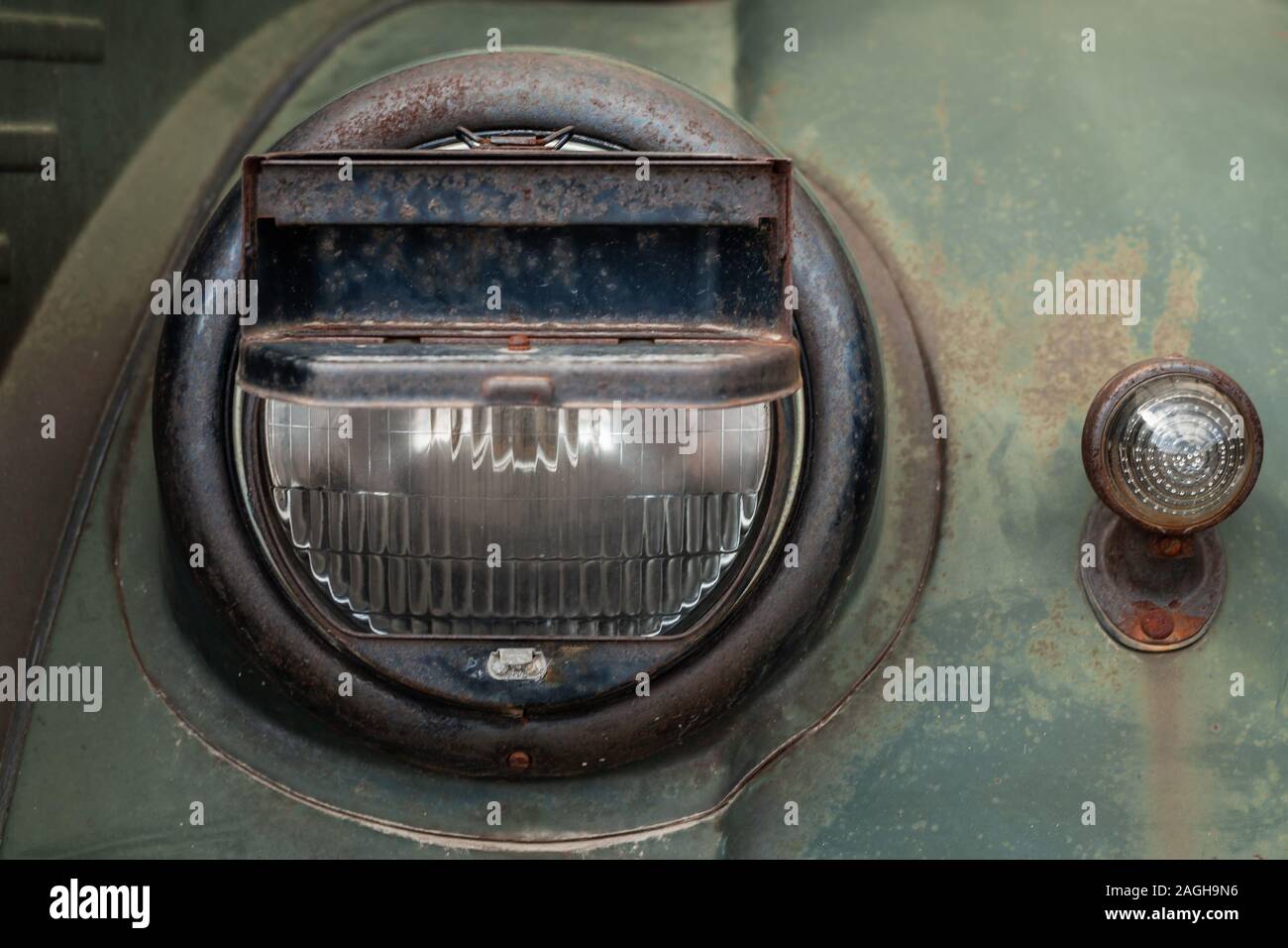 Faro anteriore di un camion militare con il blackout coperchio fari su di esso, old-timer veicolo dal periodo della seconda guerra mondiale. Close up foto Foto Stock
