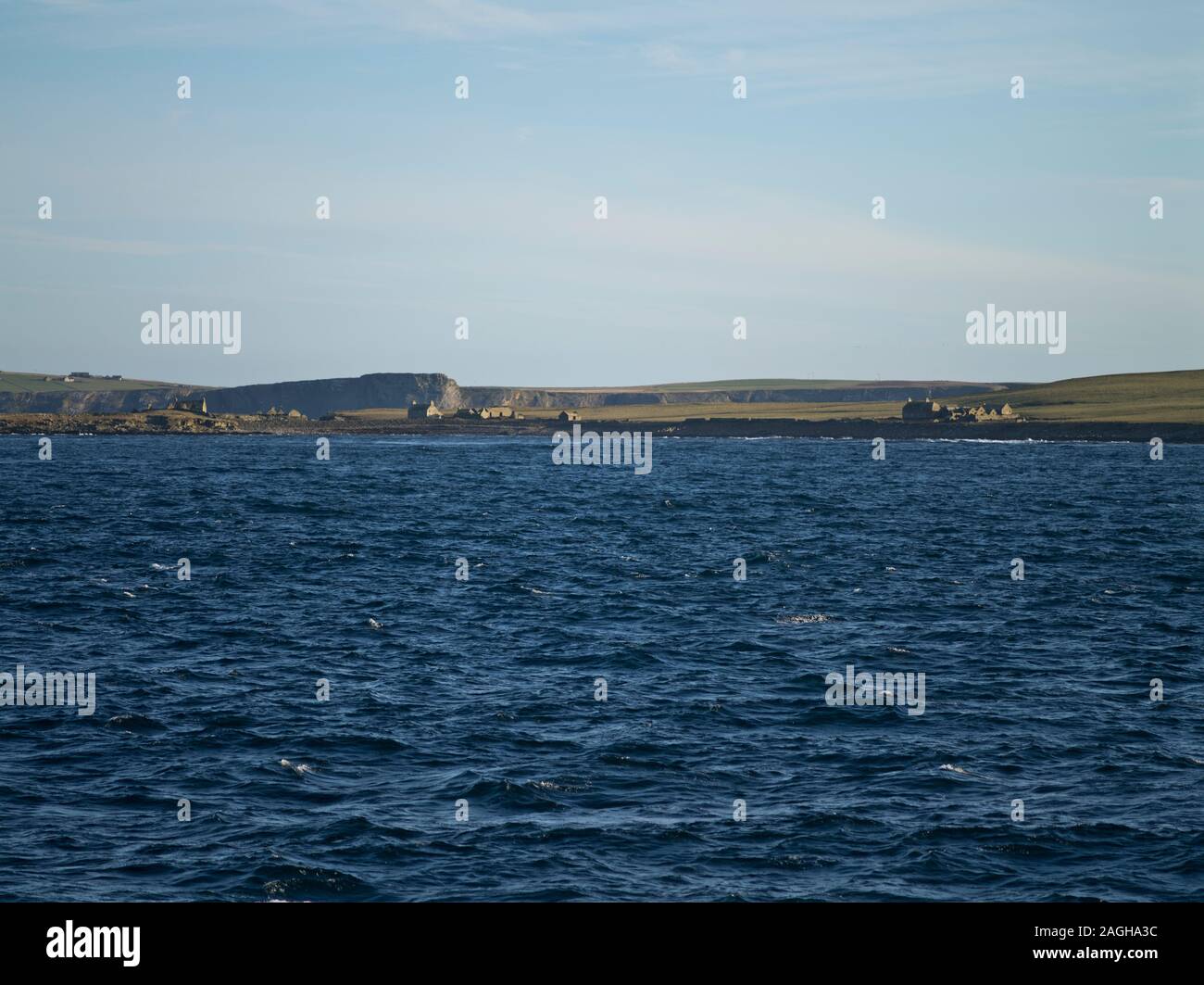 dh Scottish isole disabitate Isola SWONA ISOLE ORKNEY con abbandonate derelict cottage scozia Foto Stock