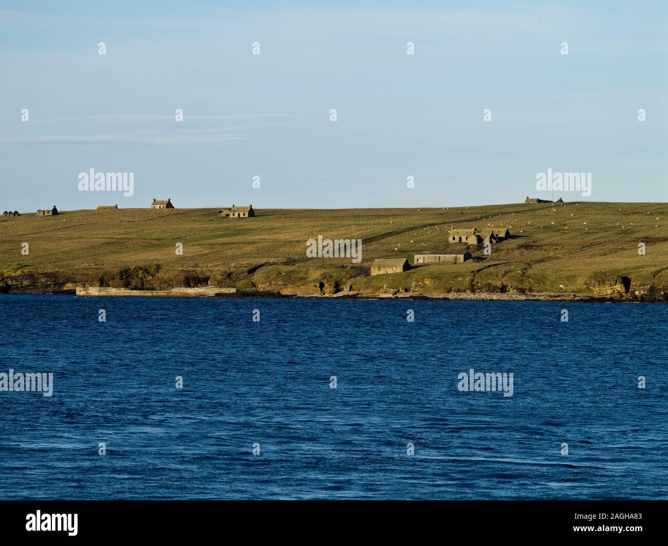 dh disabitato isole scozzesi STROMA ISLAND CAITHNESS Pier con abbandonato Derelict cottages Scozia comunità casolare non popolato Foto Stock