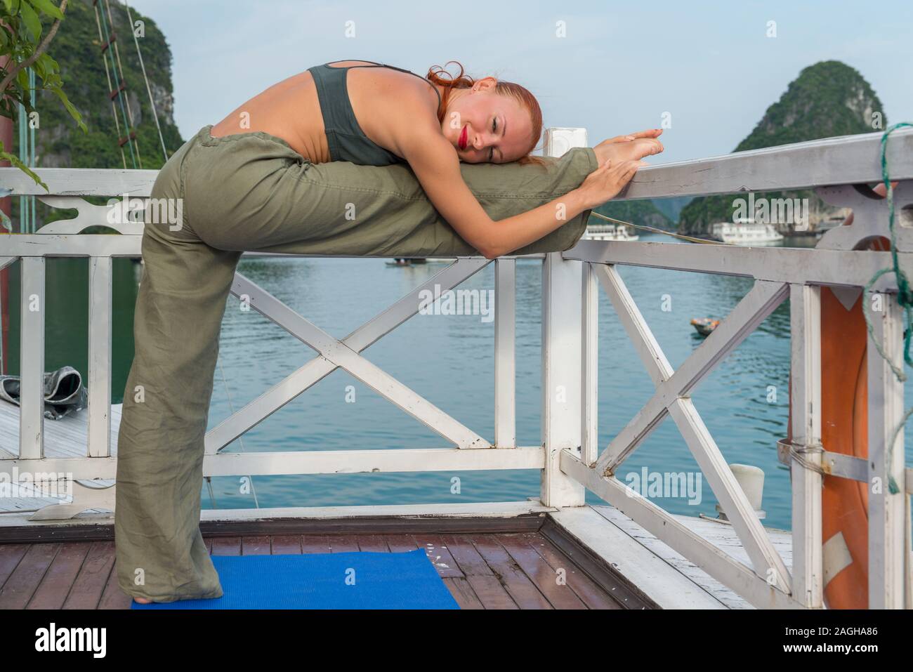 Giovane donna a praticare yoga Foto Stock