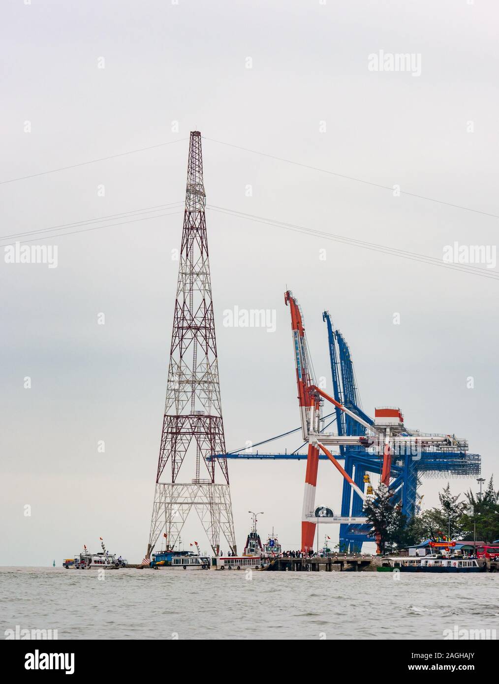 Gru industriali, Haiphong Port, Vietnam, sud-est asiatico Foto Stock