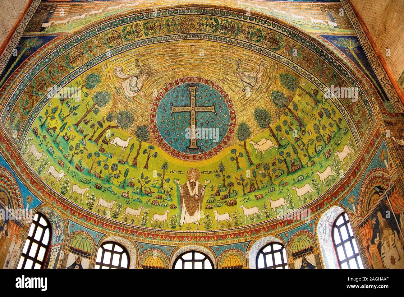 Interno a mosaico bizantino della Basilica di Sant'Apollinare in Classe