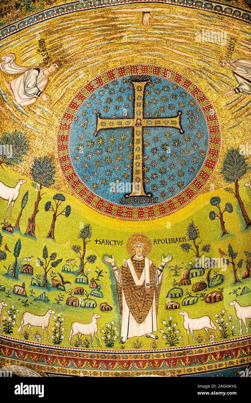 Interno a mosaico bizantino della Basilica di Sant'Apollinare in Classe. Saint Apollinaris in Classe, Ravcenna Italia, patrimonio dell'umanità dell'UNESCO Foto Stock