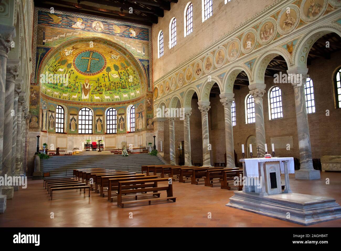 Interno a mosaico bizantino della Basilica di Sant'Apollinare in Classe. Saint Apollinaris in Classe, Ravcenna Italia, patrimonio dell'umanità dell'UNESCO Foto Stock