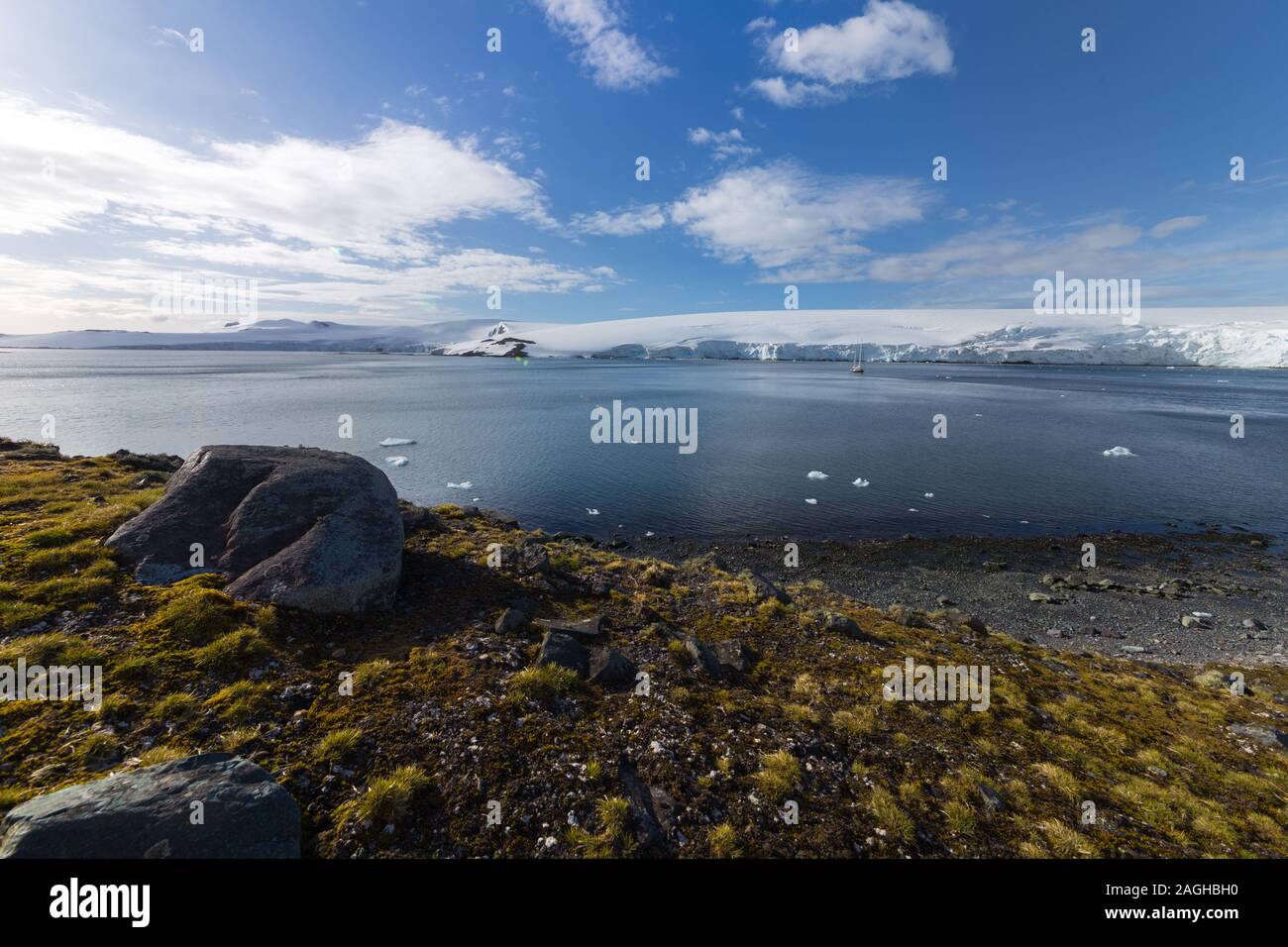Half Moon Bay, a sud le isole Shetland, ghiaccio antartico paesaggio. Yacht Antarctida viaggio spedizione. Foto Stock