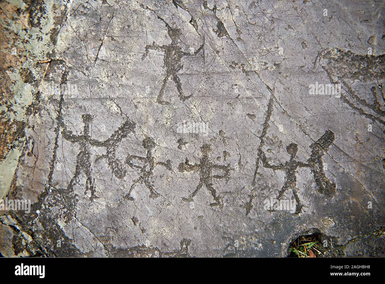 Petroglyph preistorico, rock carving, di un gruppo di guerrieri con lance e scudi scolpiti dal Camunni persone in età del ferro tra il 1000-1600 A.C. Foto Stock