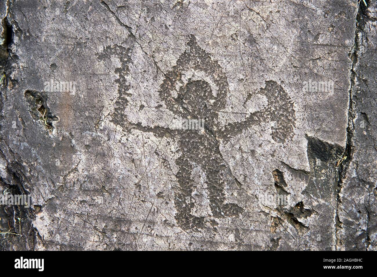 Petroglyph preistorico, rock carving, del guerriero con un alone casco di tipo piccolo scudo e ax intagliati dai Camunni persone in età del ferro tra 100 Foto Stock