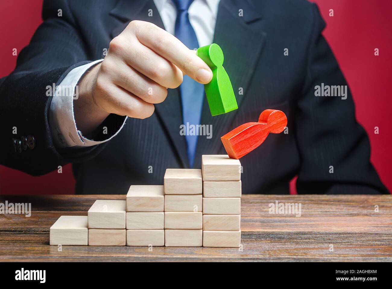 Un imprenditore sostituisce un dipendente con una nuova nella carriera. Offset di testa. Ottimizzazione del business. La lotta contro la corruzione. Ripristino del sistema. Strengtheni Foto Stock