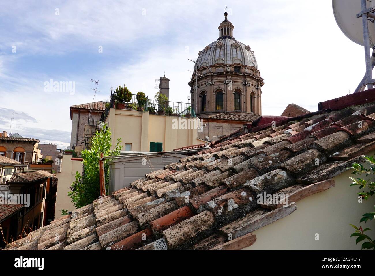 Tetti e cupola (uno dei più grandi di Roma, San Carlo ai Catinari, un inizio in stile barocco, la chiesa si trova sulla Piazza Benedetto Cairoli, Roma, Italia. Foto Stock