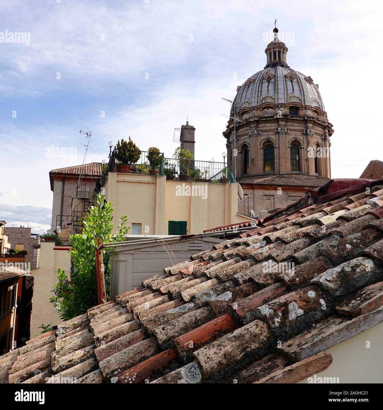 Tetti e cupola (uno dei più grandi di Roma, San Carlo ai Catinari, un inizio in stile barocco, la chiesa si trova sulla Piazza Benedetto Cairoli, Roma, Italia. Foto Stock