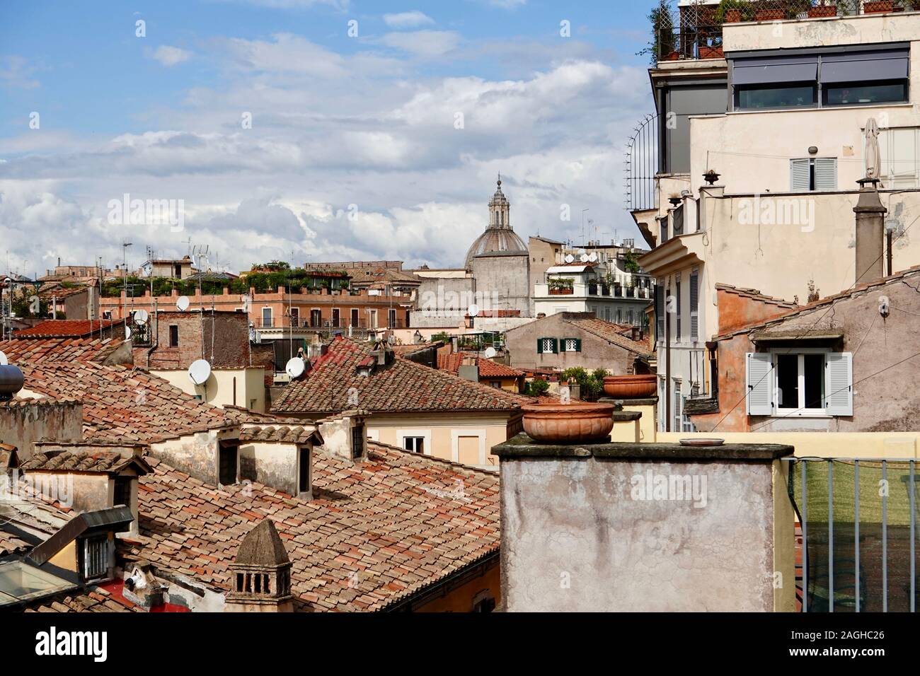 Vista su edifici e tetti in piastrelle della vecchia Roma, Italia nella zona vicino a Piazza campo de' Fiori. Foto Stock