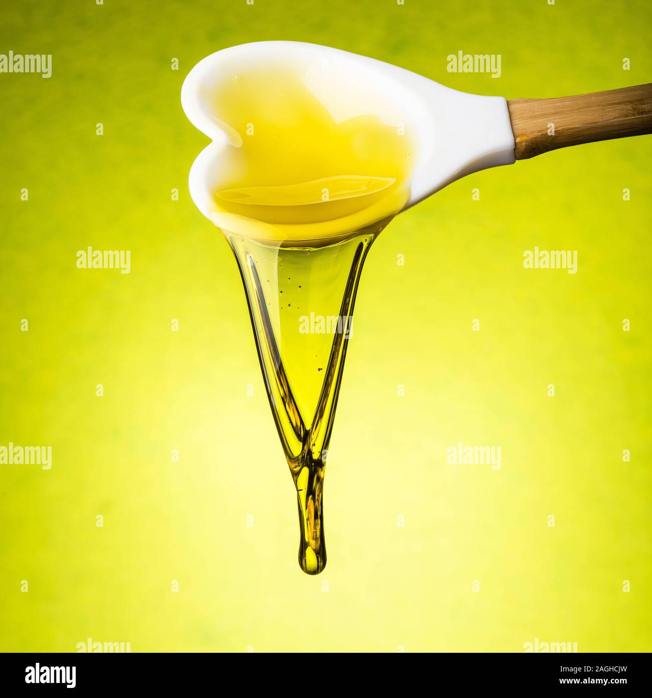 Un cucchiaio di olio di oliva viene versata Foto Stock