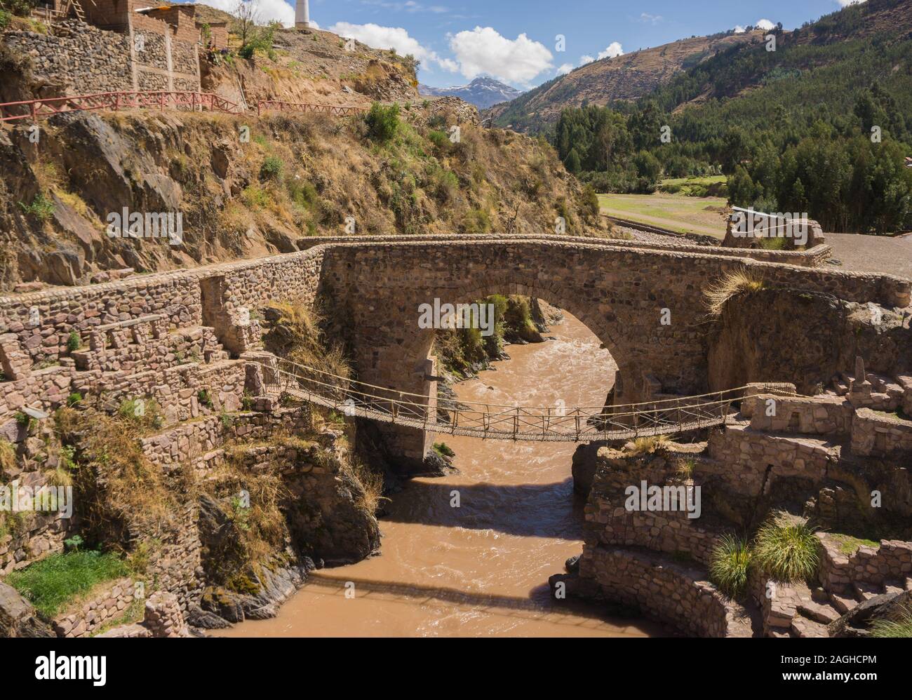 Il colonial Checacupe bridge si trova sull'Ausangate o Pitumayu river, Cusco Peru Foto Stock