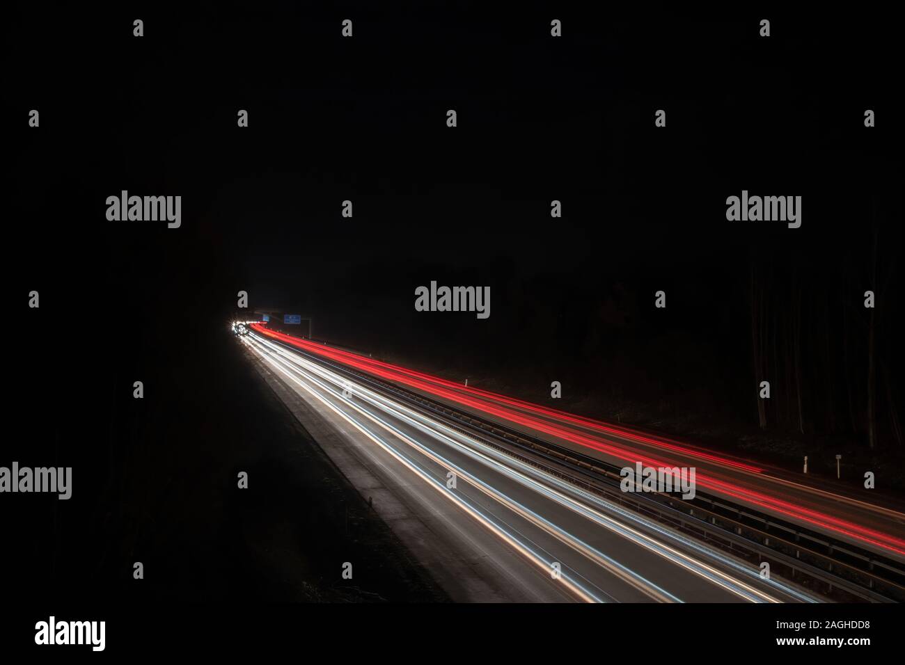 Autostrada trafficata di notte con percorsi di luce Foto Stock