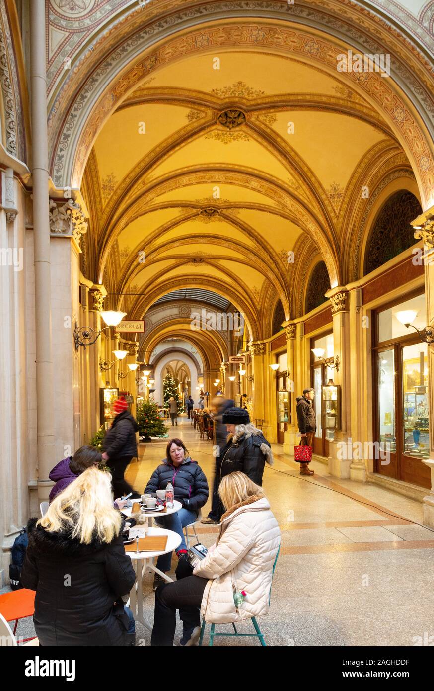 Scena stradale, Vienna centro; Ferstel Passage Vienna - un viale di negozi ornato, Vienna, Austria Europa Foto Stock