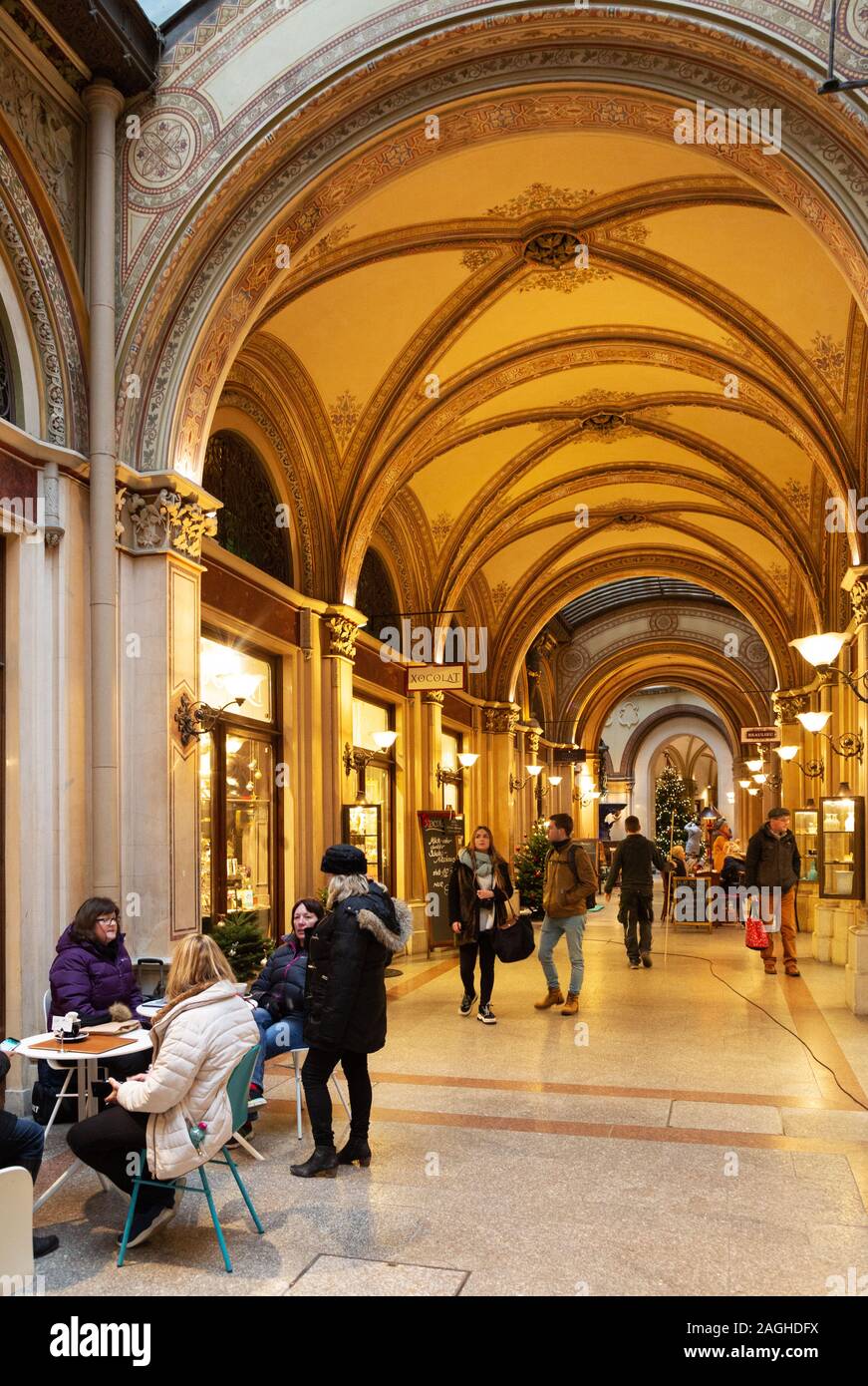 Scena stradale, Vienna centro; Ferstel Passage Vienna - un viale di negozi ornato, Vienna, Austria Europa Foto Stock