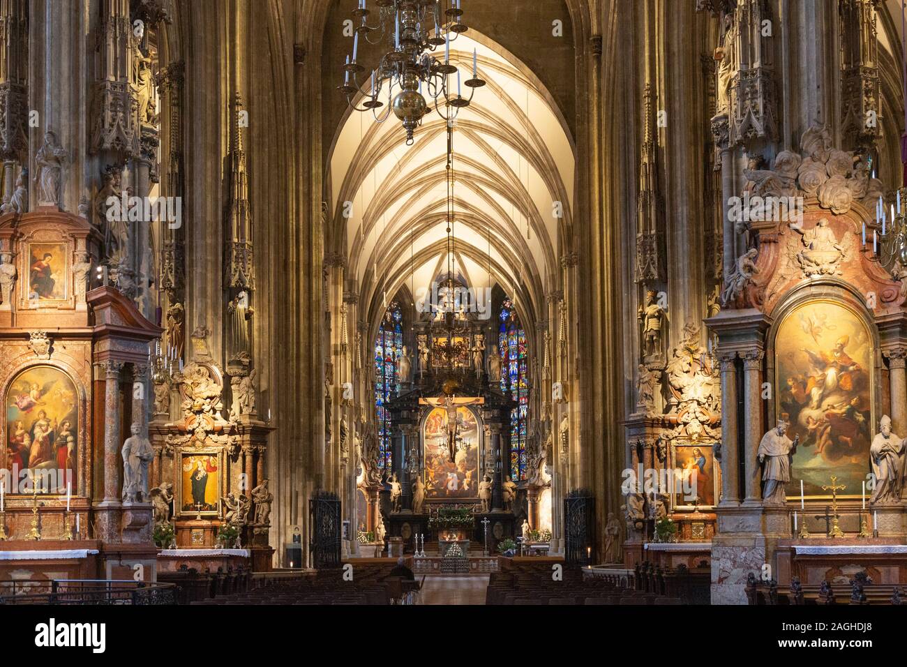 Cattedrale di St Stephens Vienna Austria - Interno, navata centrale e altare, Austria Europa Foto Stock