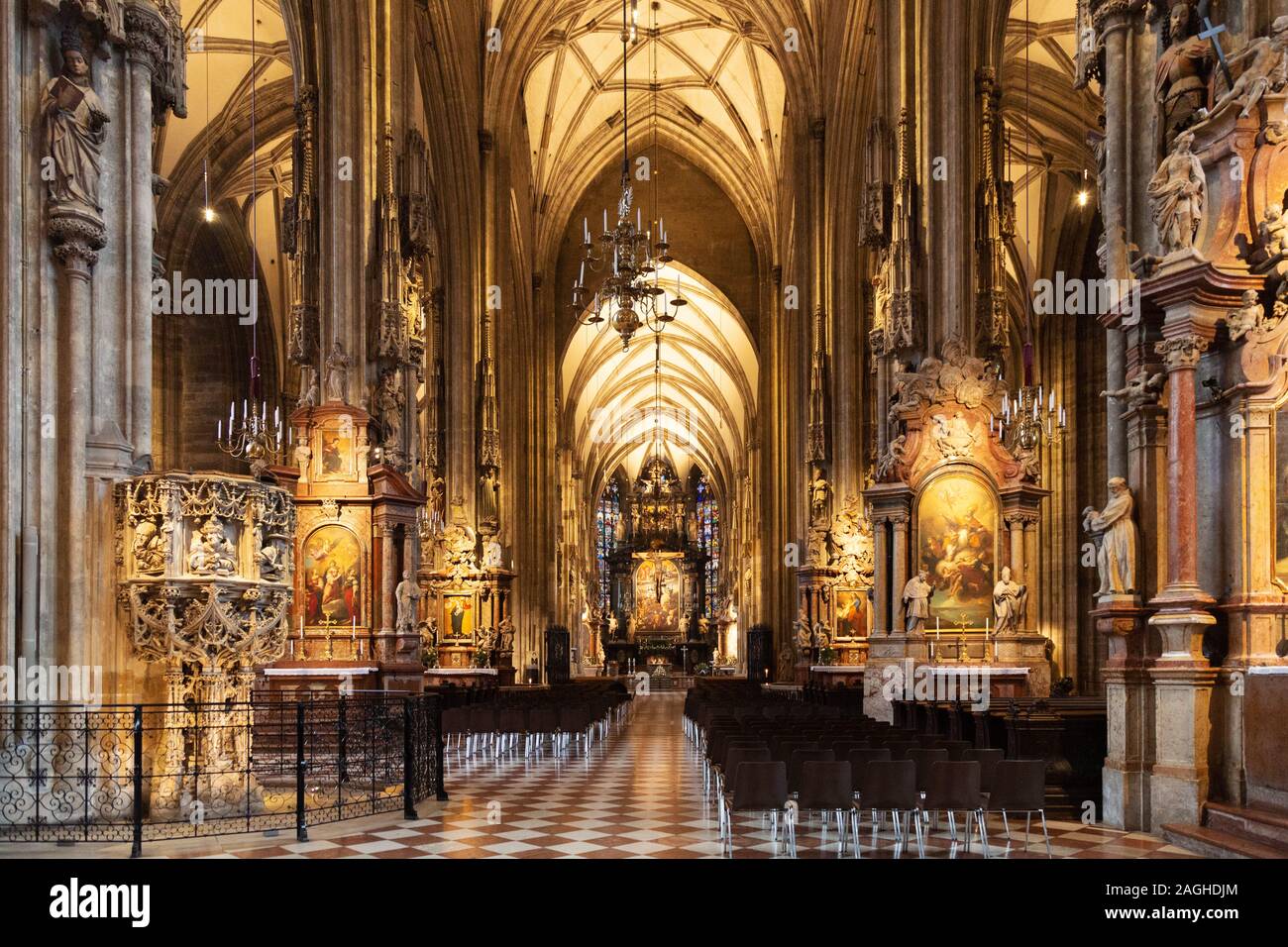 Cattedrale di St Stephens Vienna Austria - Interno, navata centrale e altare, Austria Europa Foto Stock