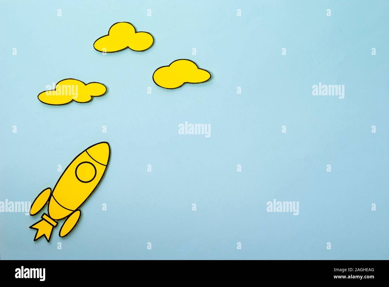 Piccolo giallo rocket volare alto puntando per nuvole Foto Stock