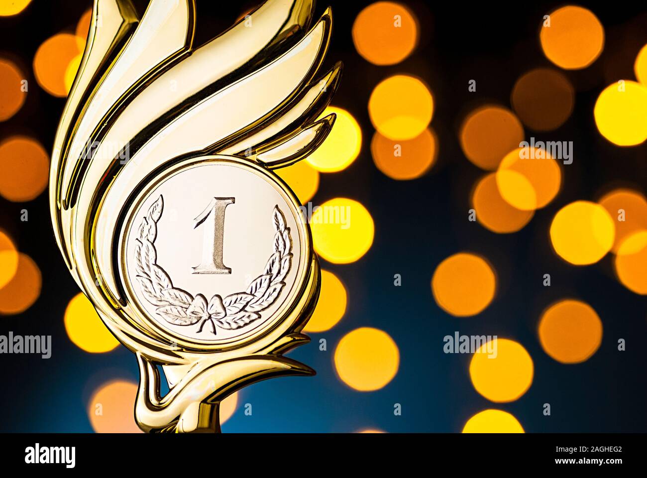 Gold Award Trophy con medaglione fiammeggiante evento su uno sfondo blu Foto Stock