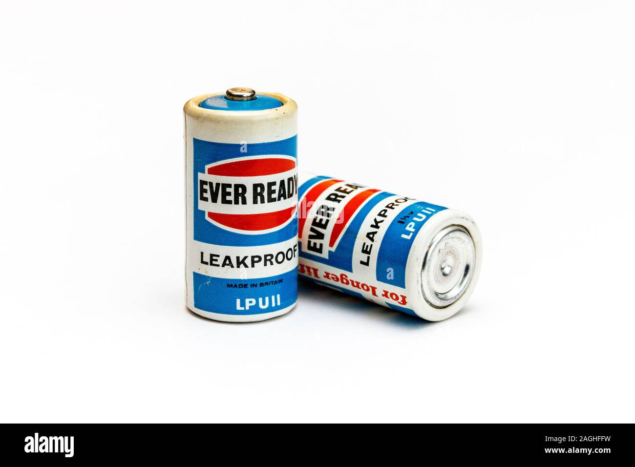 Due vecchi di cartone coperto sempre pronta 1.5V LPU11 Batterie isolato su uno sfondo bianco Foto Stock