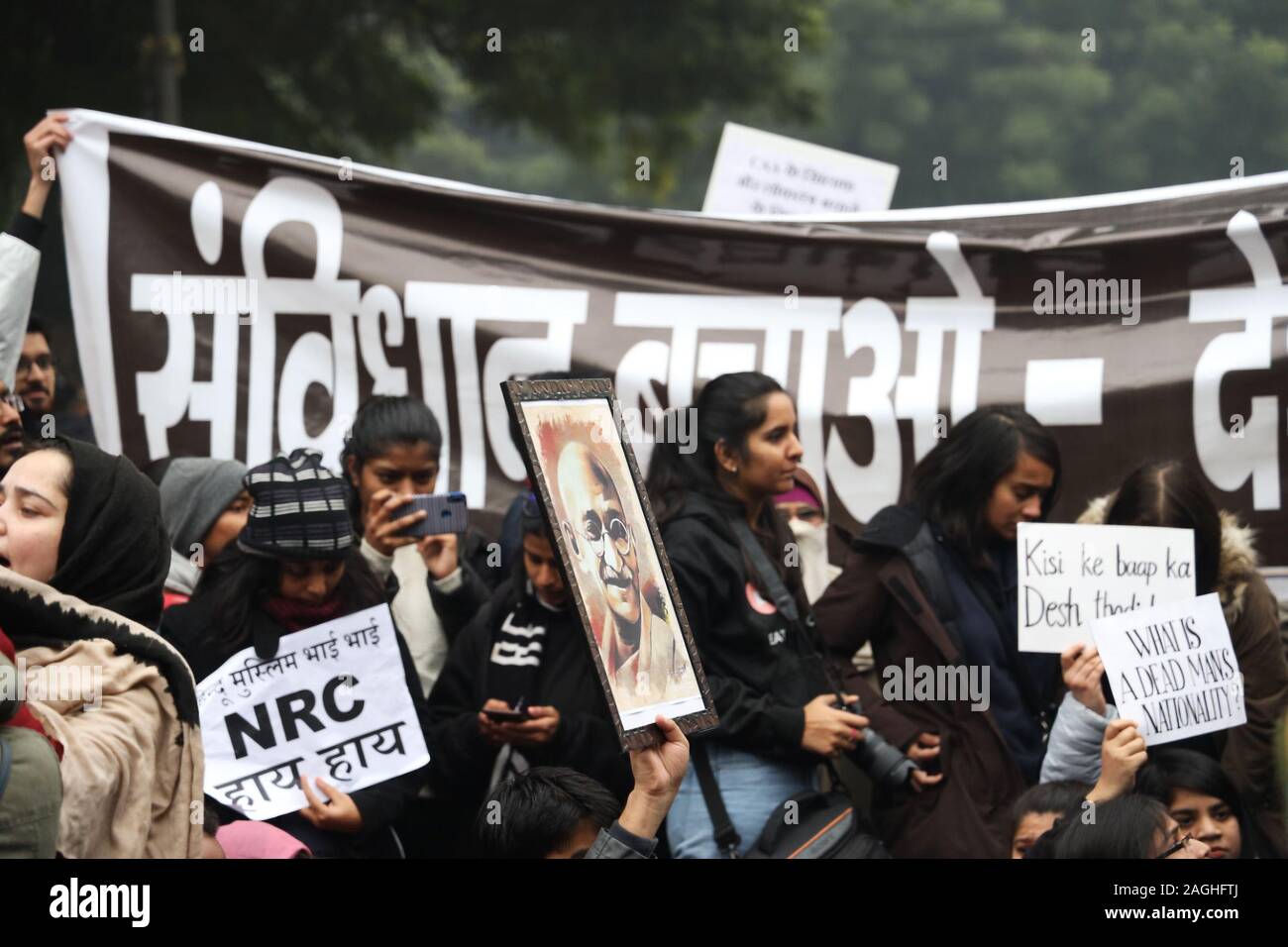 Dicembre 19, 2019: Nuova Delhi, India, 19 Dicembre 2019 : migliaia di persone si sono radunate a Jantar Mantar in segno di protesta contro il governo sulla cittadinanza atto modificato (CAA). La metropolitana di Delhi Rail Corporation (DMRC), lifeline di Delhi e la regione della capitale nazionale (Delhi NCR) brevemente voce chiuse e cancelli di uscita in corrispondenza di varie stazioni della metropolitana per evitare indesiderati violazione. Credito: Sauvik Acharyya/ZUMA filo/Alamy Live News Foto Stock