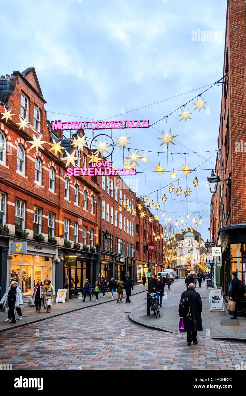 Le luci di Natale in Earlham Street, Covent Garden di Londra, Regno Unito Foto Stock