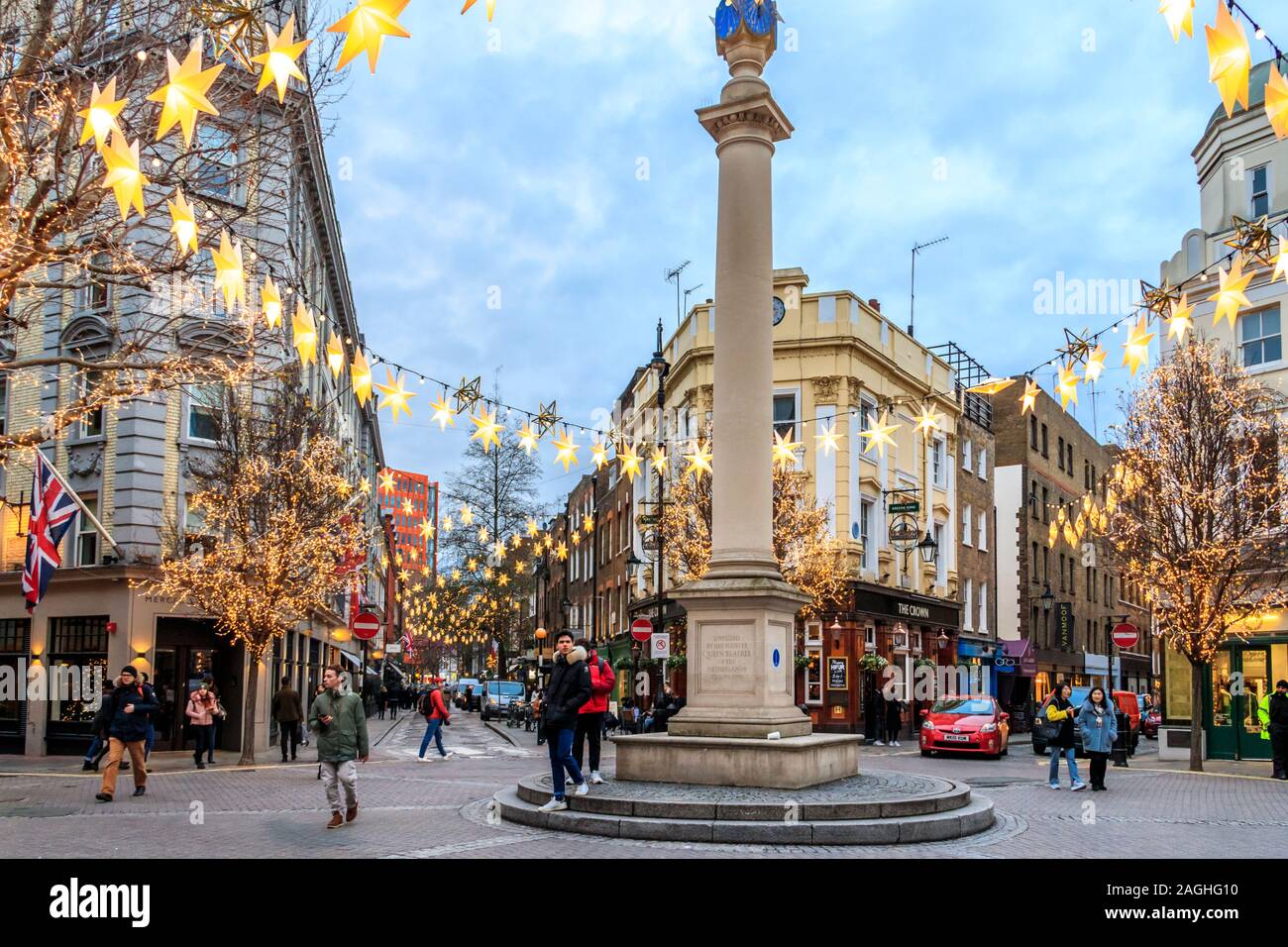 Le luci di Natale a Seven Dials a Covent Garden di Londra, Regno Unito Foto Stock