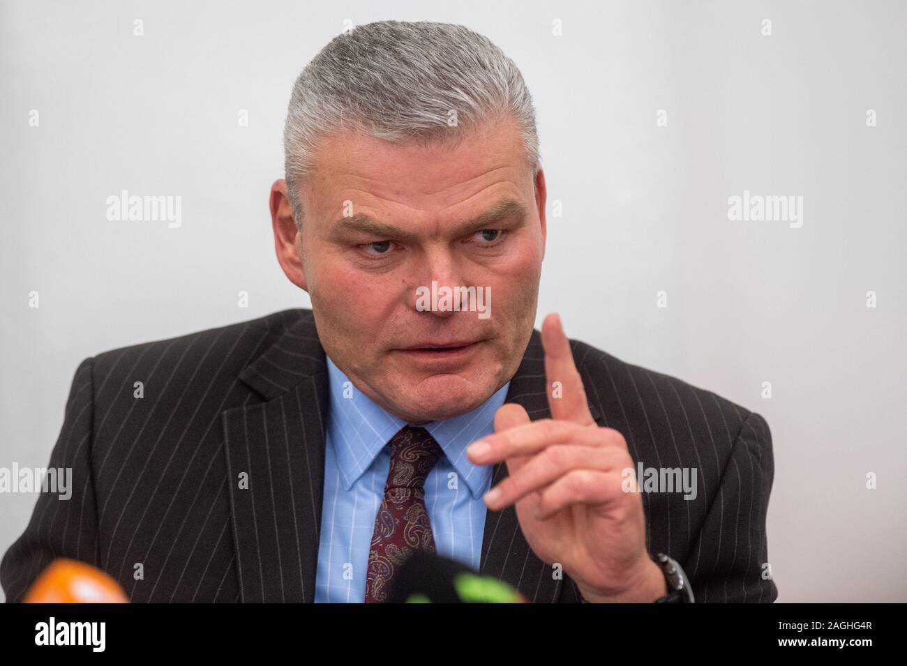 Magdeburg, Germania. Xix Dec, 2019. Holger Stahlknecht, presidente della CDU Sassonia-Anhalt, parla per i rappresentanti dei media in occasione di una conferenza stampa. In precedenza, il CDU presidenti distrettuali e i membri del membro comitato esecutivo si è riunito a lavorare attraverso il caso della CDU district, membro del comitato esecutivo della R. Möritz internamente. Credito: Klaus-Dietmar Gabbert/dpa-Zenralbild/dpa/Alamy Live News Foto Stock