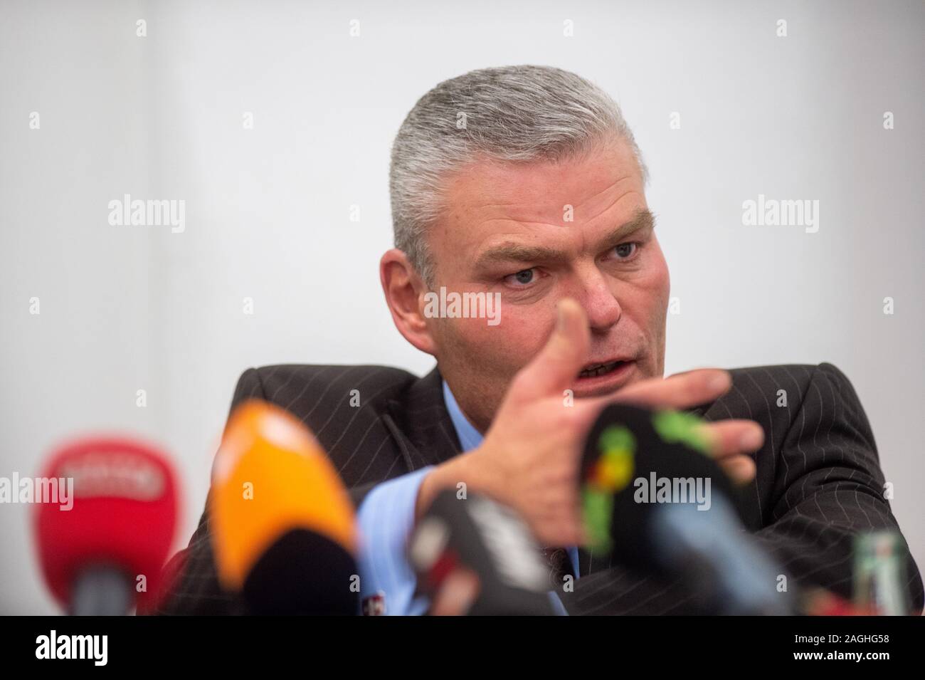 Magdeburg, Germania. Xix Dec, 2019. Holger Stahlknecht, presidente della CDU Sassonia-Anhalt, parla per i rappresentanti dei media in occasione di una conferenza stampa. In precedenza, il CDU presidenti distrettuali e i membri del membro comitato esecutivo si è riunito a lavorare attraverso il caso della CDU district, membro del comitato esecutivo della R. Möritz internamente. Credito: Klaus-Dietmar Gabbert/dpa-Zenralbild/dpa/Alamy Live News Foto Stock