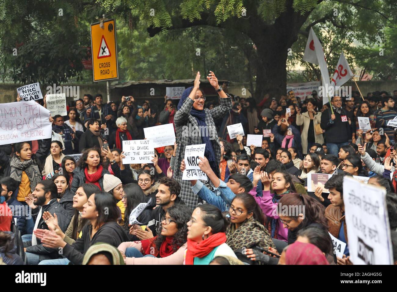 Dicembre 19, 2019: Nuova Delhi, India, 19 Dicembre 2019 : migliaia di persone si sono radunate a Jantar Mantar in segno di protesta contro il governo sulla cittadinanza atto modificato (CAA). La metropolitana di Delhi Rail Corporation (DMRC), lifeline di Delhi e la regione della capitale nazionale (Delhi NCR) brevemente voce chiuse e cancelli di uscita in corrispondenza di varie stazioni della metropolitana per evitare indesiderati violazione. Credito: Sauvik Acharyya/ZUMA filo/Alamy Live News Foto Stock