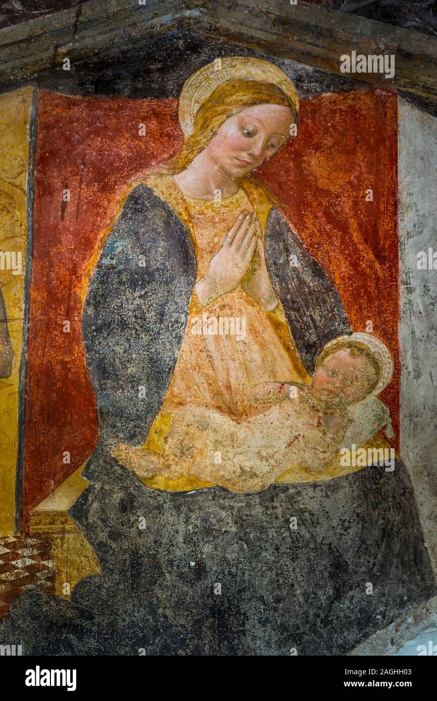 Madonna col Bambino, affresco, Cona di San Sebastiano. Isola del Gran Sasso, Abruzzo, Teramo, Italia, Europa Foto Stock