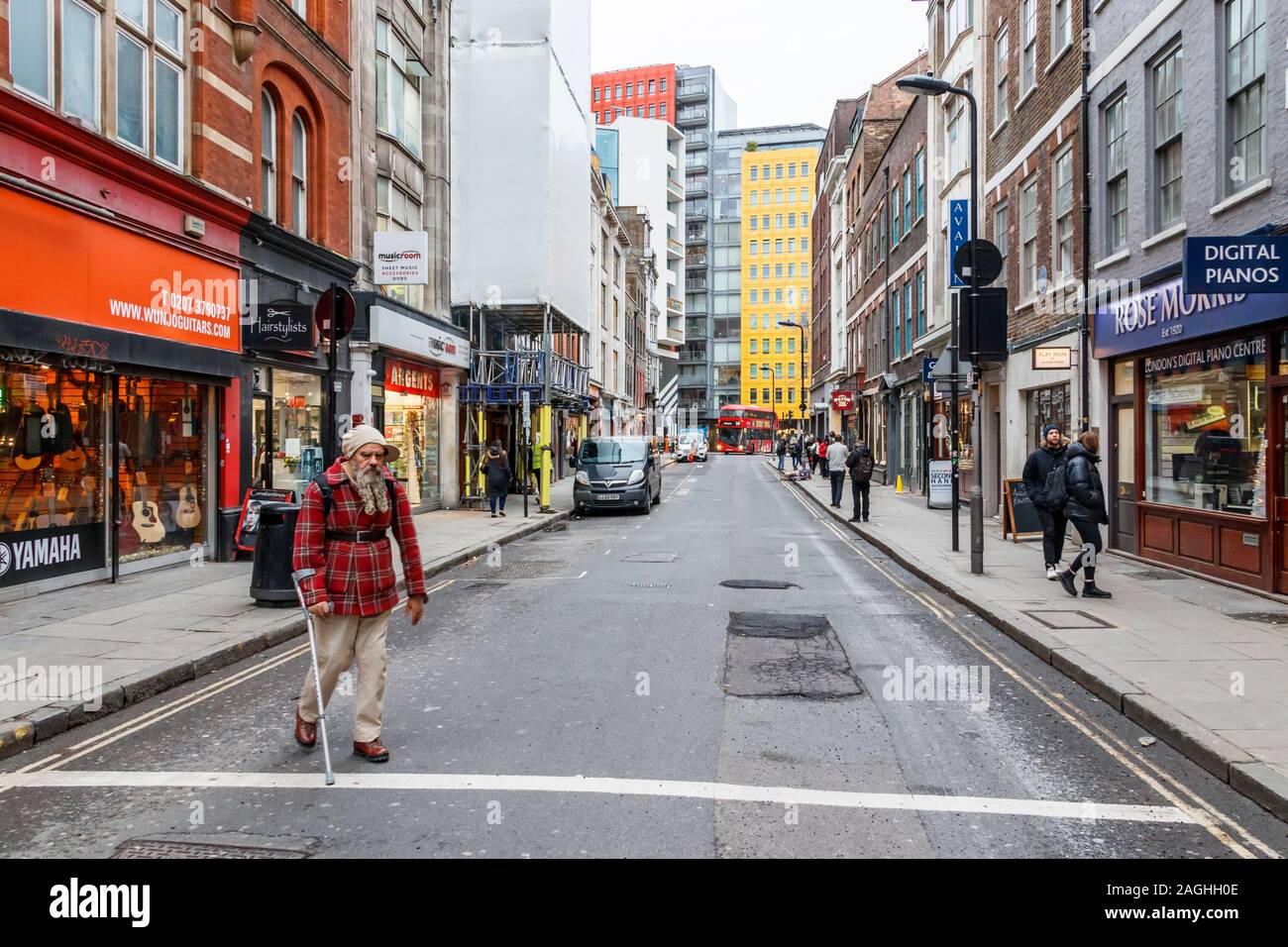 Denmark Street, aka "Tin Pan Alley', una volta che la casa di occupato per lo strumento musicale e per le attività editoriali, molti dei negozi ormai chiuso, London, Regno Unito Foto Stock