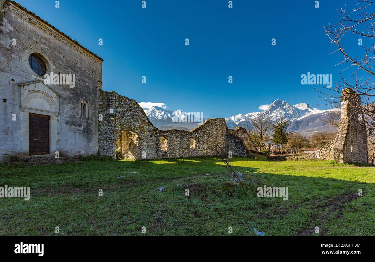 Rovine dell'Abbazia di San Giovanni Ad Insulam, Isola del Gran Sasso. Sullo sfondo la snowy Gran Sasso catena Foto Stock