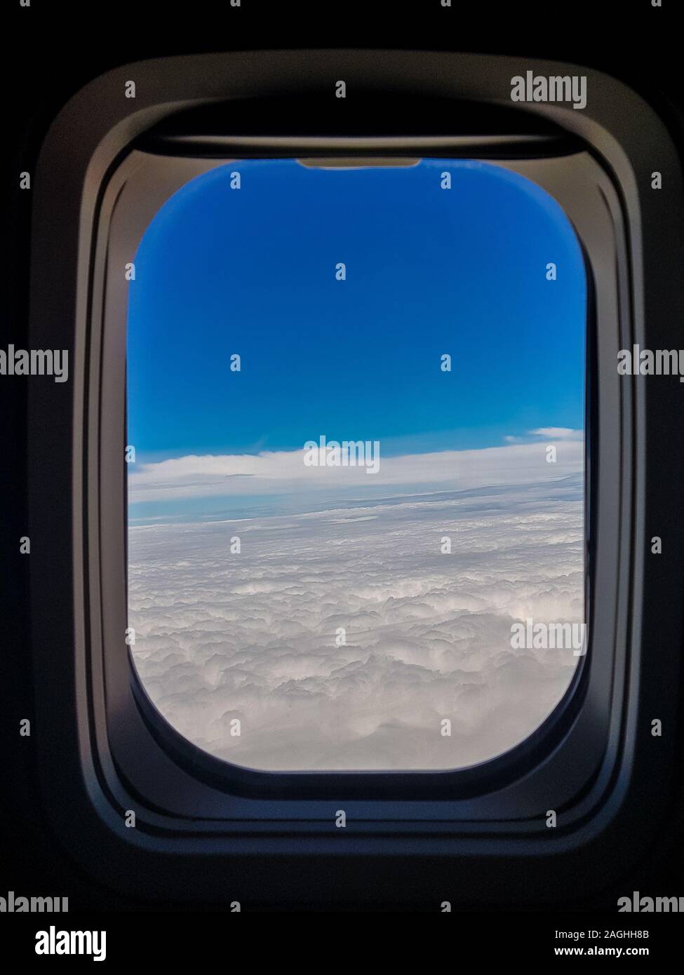 cielo blu su nuvole bianche viste dalla finestra di un aereo in volo Foto Stock