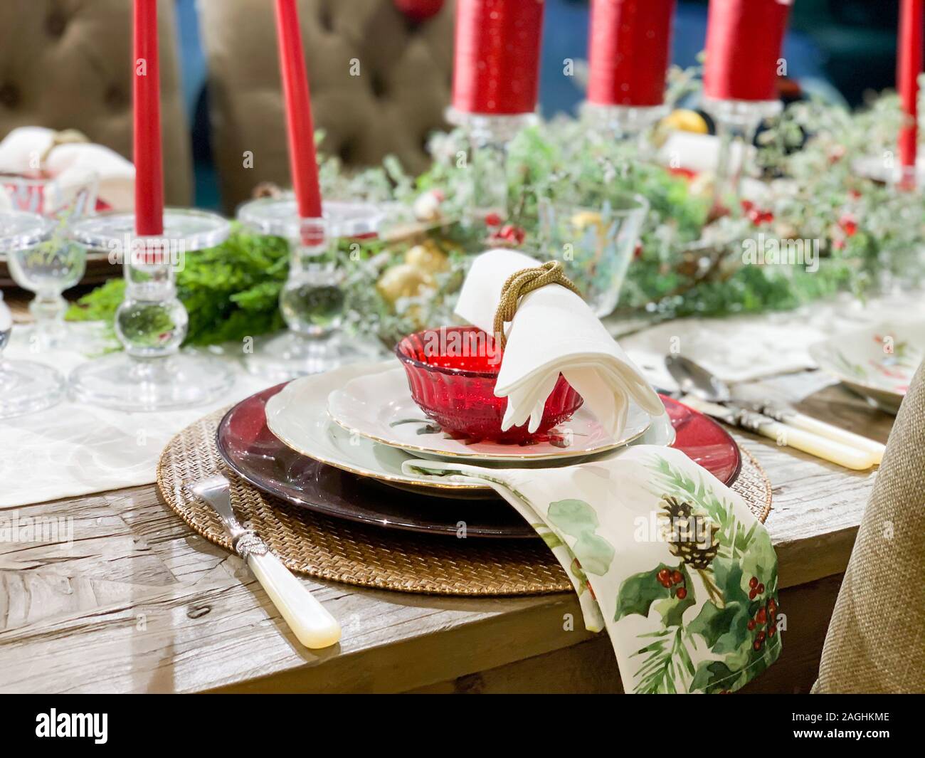 Elegante cena di Natale Decorazioni per la tavola, con piatti, bicchieri e candele Foto Stock