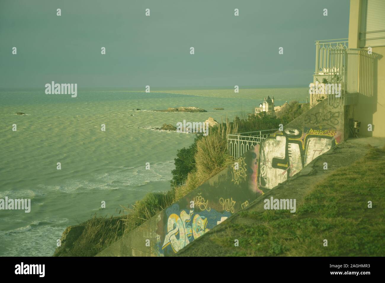Vista dalla passeggiata a mare che si affaccia sul Golfo di Biscaglia, pasakdek Foto Stock