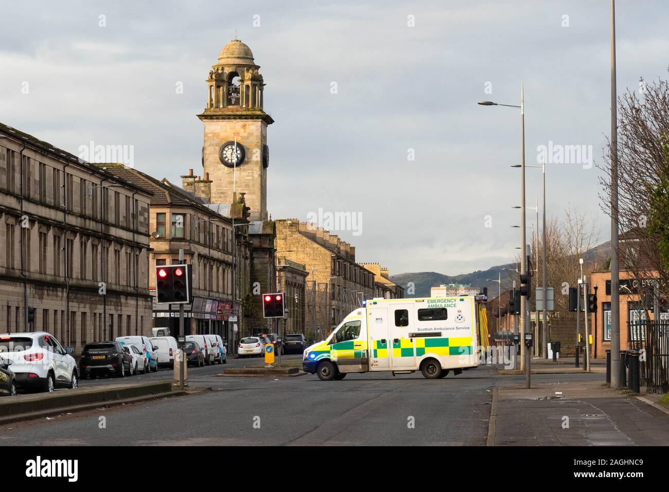 Scottish servizio ambulanza ambulanza con luce blu lampeggiante, Clydebank, West Dunbartonshire, Scotland, Regno Unito Foto Stock
