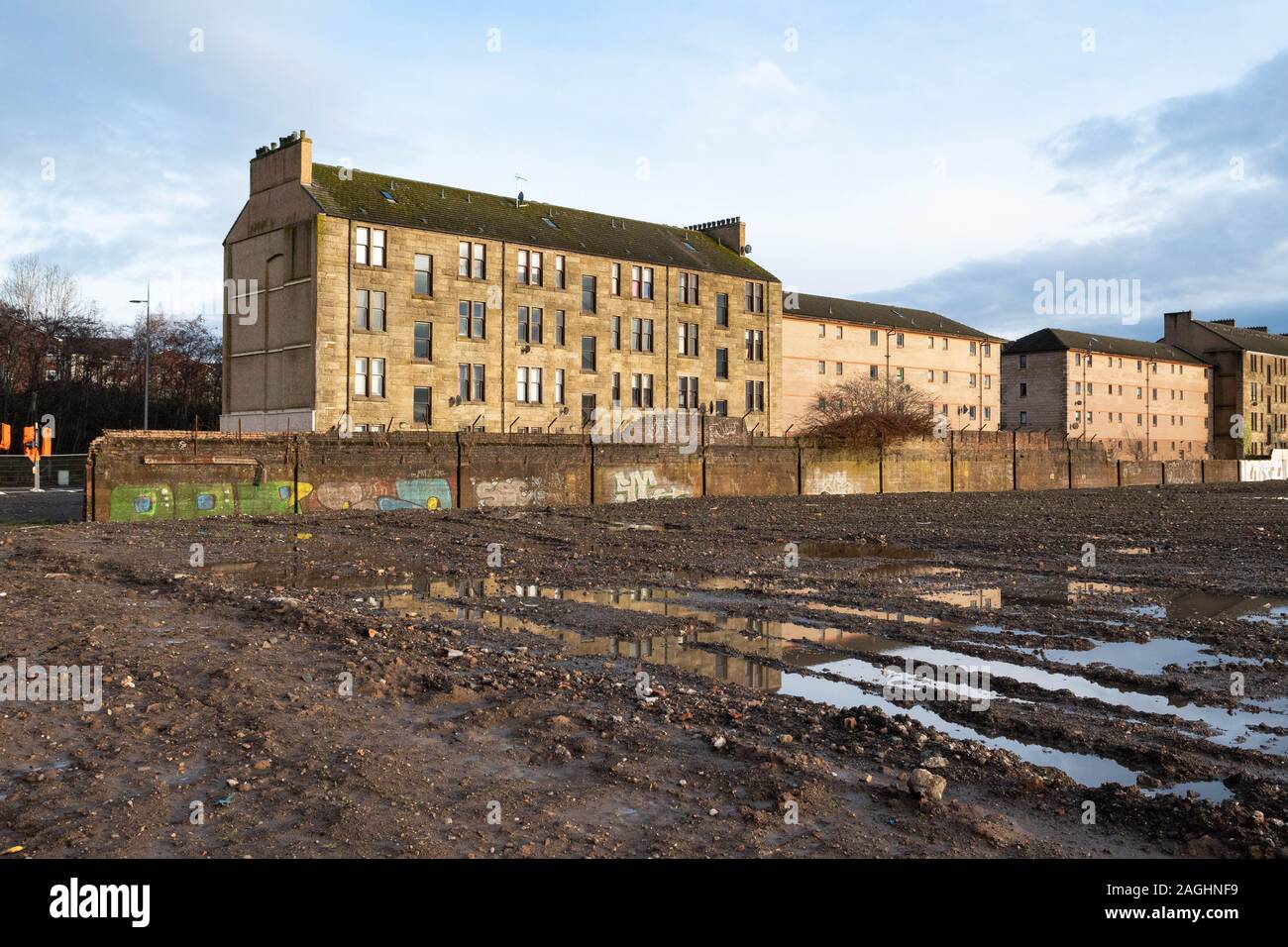 Tenement edifici che si affacciano alla demolita e cancellato John Brown's cantiere pronto per la riconversione, Clydebank, Scotland, Regno Unito Foto Stock