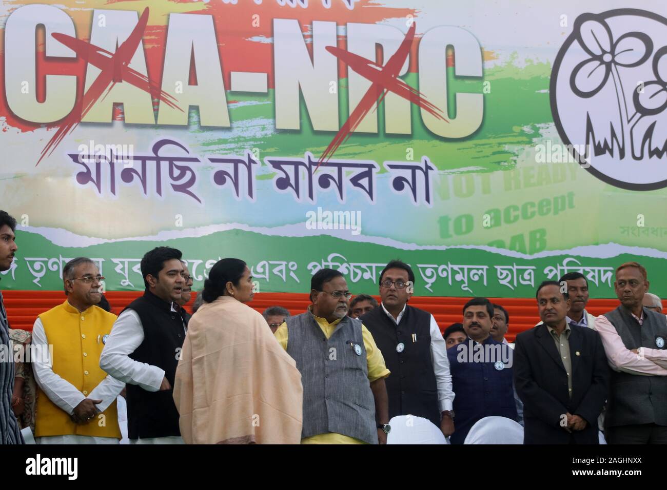 Kolkata, India. Xix Dec, 2019. Congresso Trinamool partito politico supremo e primo ministro del Bengala Occidentale Mamata Banerjee lungo il suo nipote Abhishak Banerjee MP e gioventù Trinamool Congress sostenitori partecipa al Rally a protestare contro il governo centrale NRC e CAA Bill su dicembre 19, 2019 in Kolkata Rani Rushmani Avenue, India. (Foto di Dipa Chakraborty/Pacific Stampa) Credito: Pacific Press Agency/Alamy Live News Foto Stock