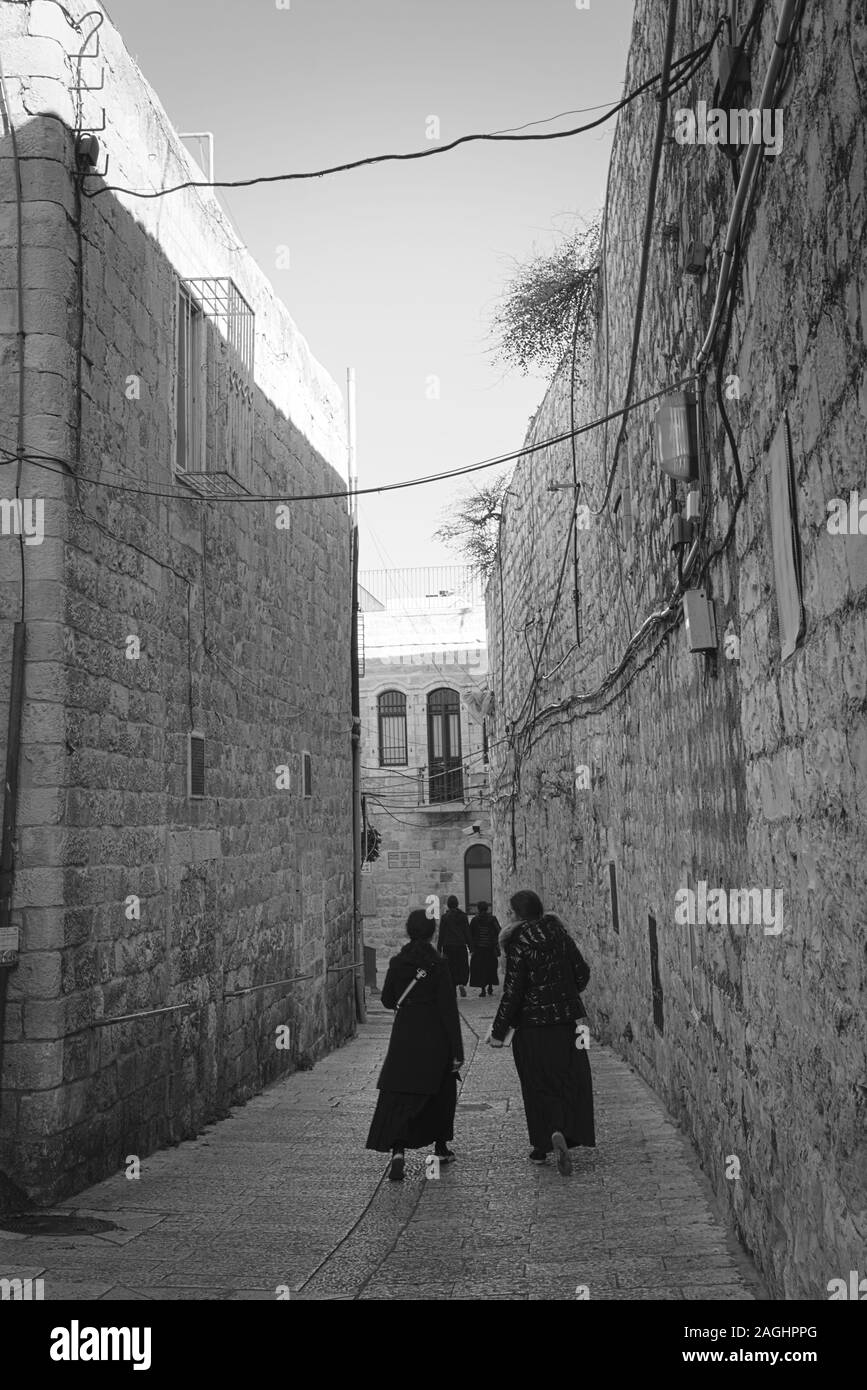 A piedi nella città vecchia di Gerusalemme Foto Stock