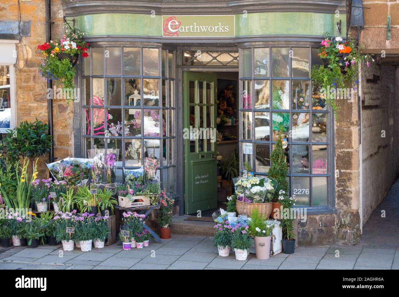 Vecchio tradizionale inglese fioraio negozio di fiori "Earthworks', High Street East, a Uppingham, Rutland, England, Regno Unito Foto Stock