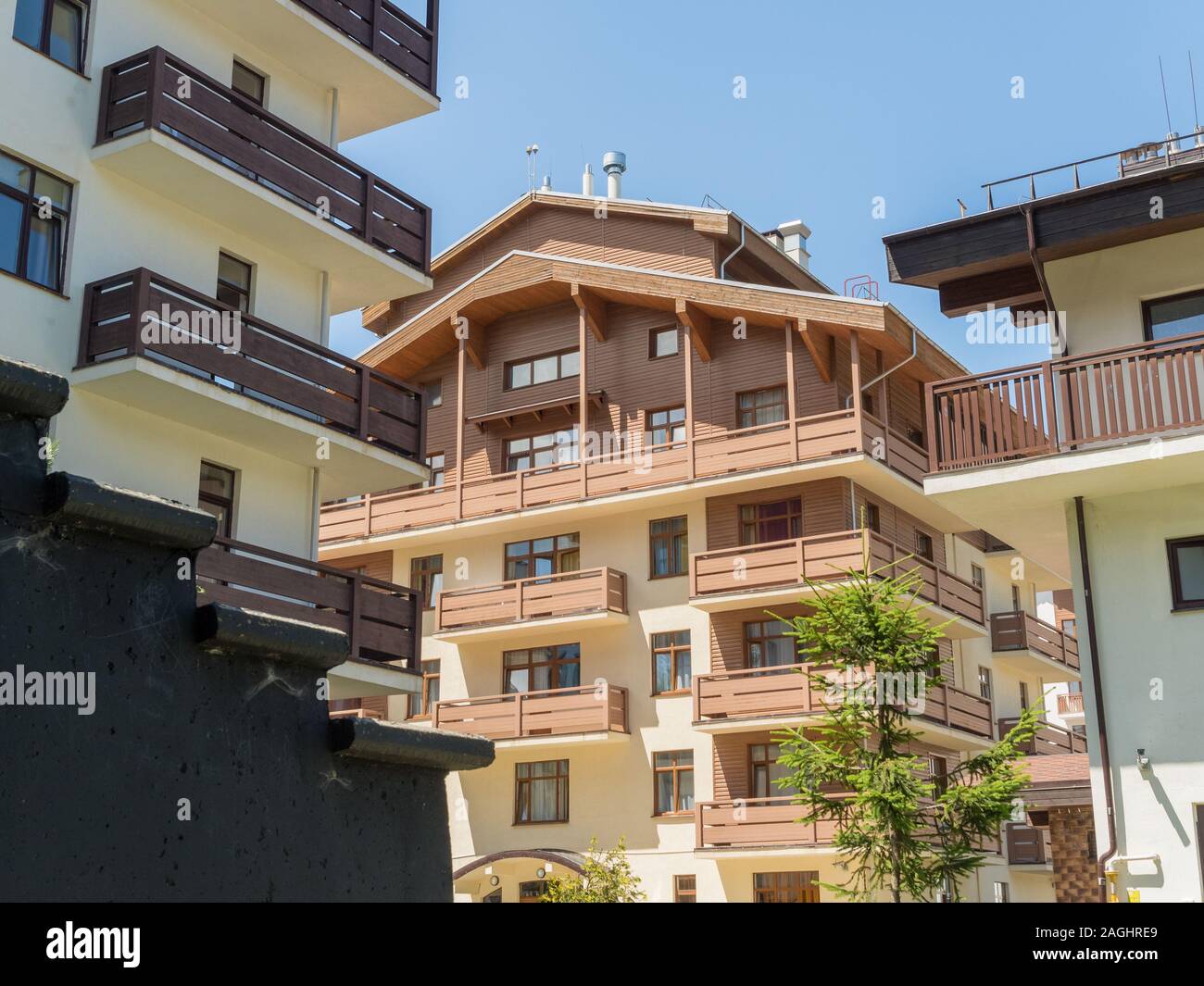 Bella facciata di alberghi con balconi in Rosa Khutor. Altezza 1100 m. La Russia Sochi 08 04 2019 Foto Stock