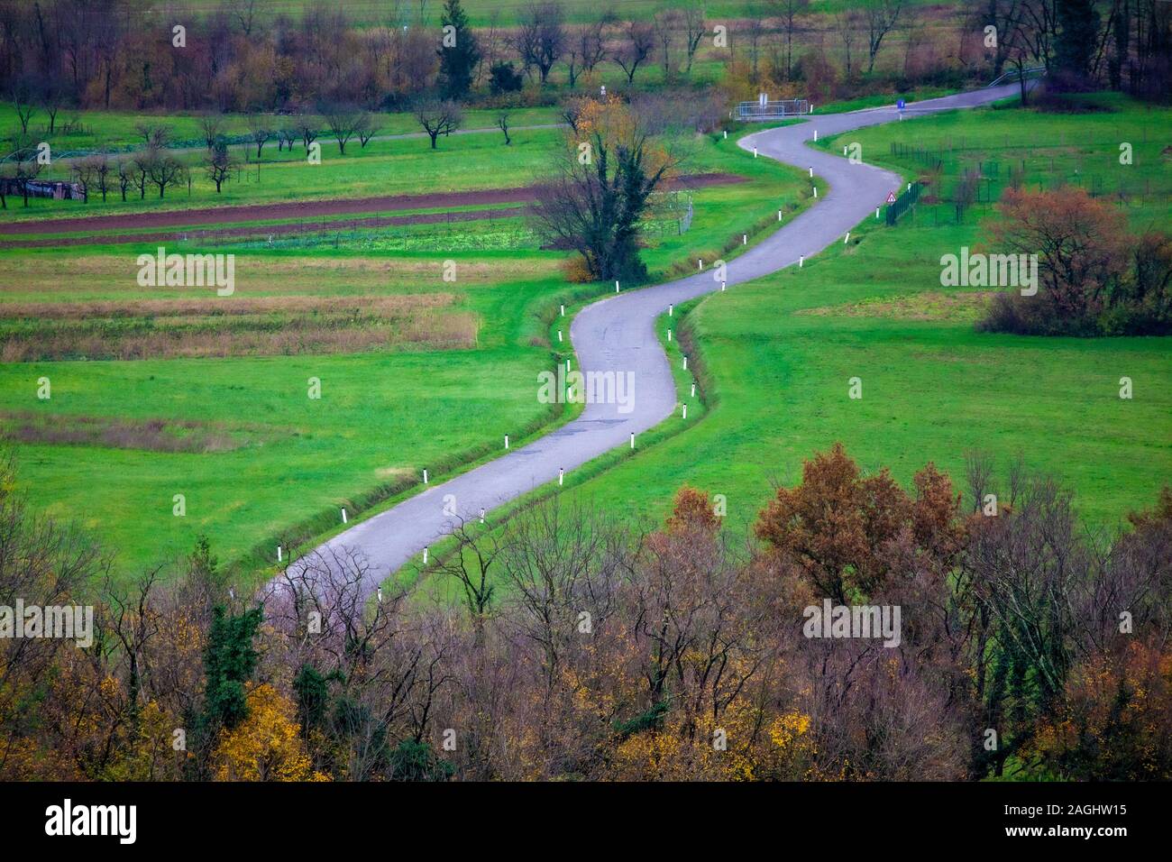 Strada a zig zag che porta immagini e fotografie stock ad alta ...
