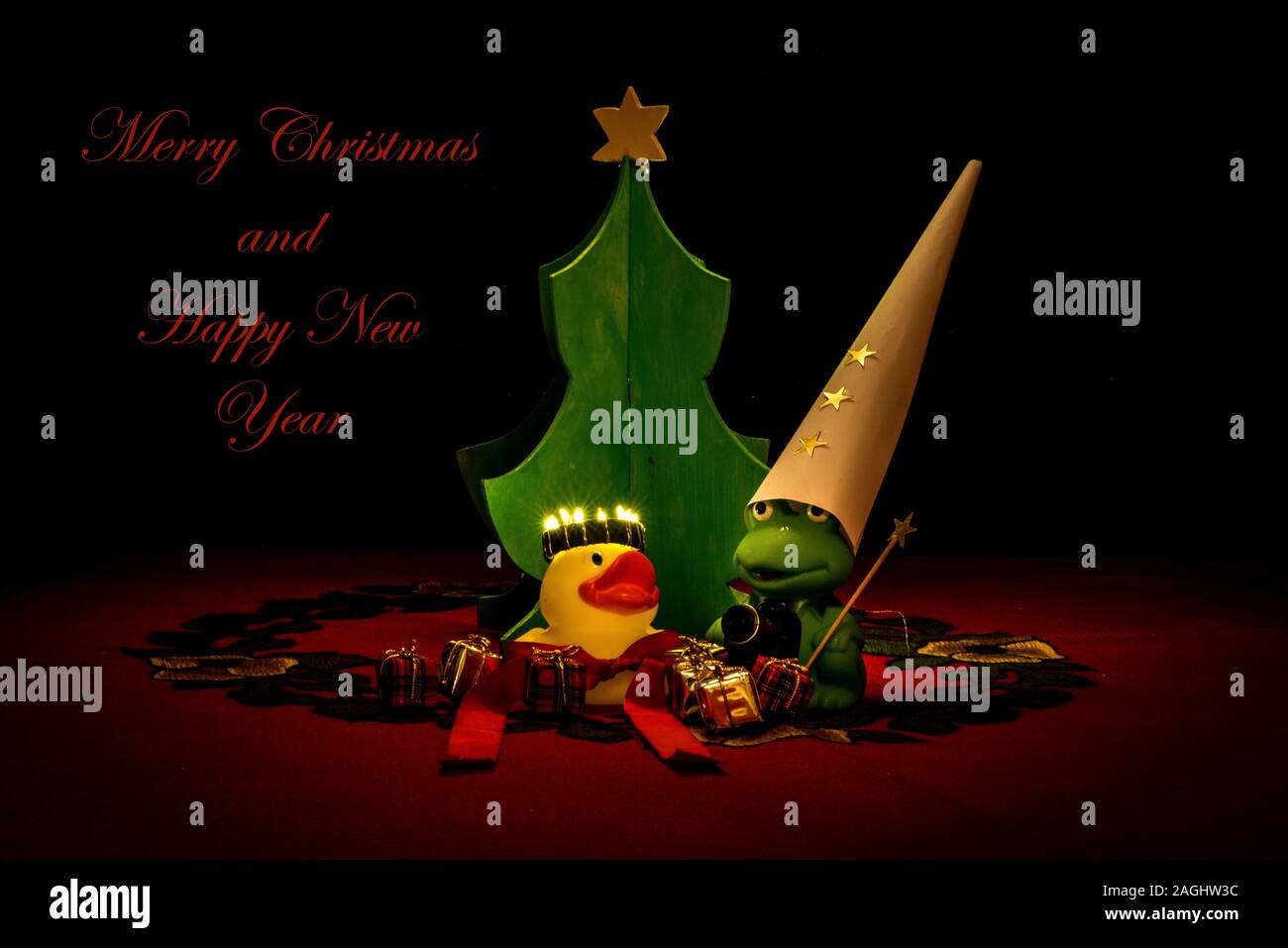 Auguri di Natale con una tavola di legno compensato () albero di Natale e un sacco di regali di Natale nella parte anteriore dei giocattoli per bambini anatra (Lucia) e la stella per i ragazzi (Sa Foto Stock