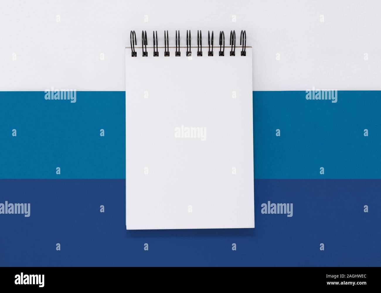 Aprire il blocco note su una a strisce blu e sfondo bianco, con spazio di copia Foto Stock