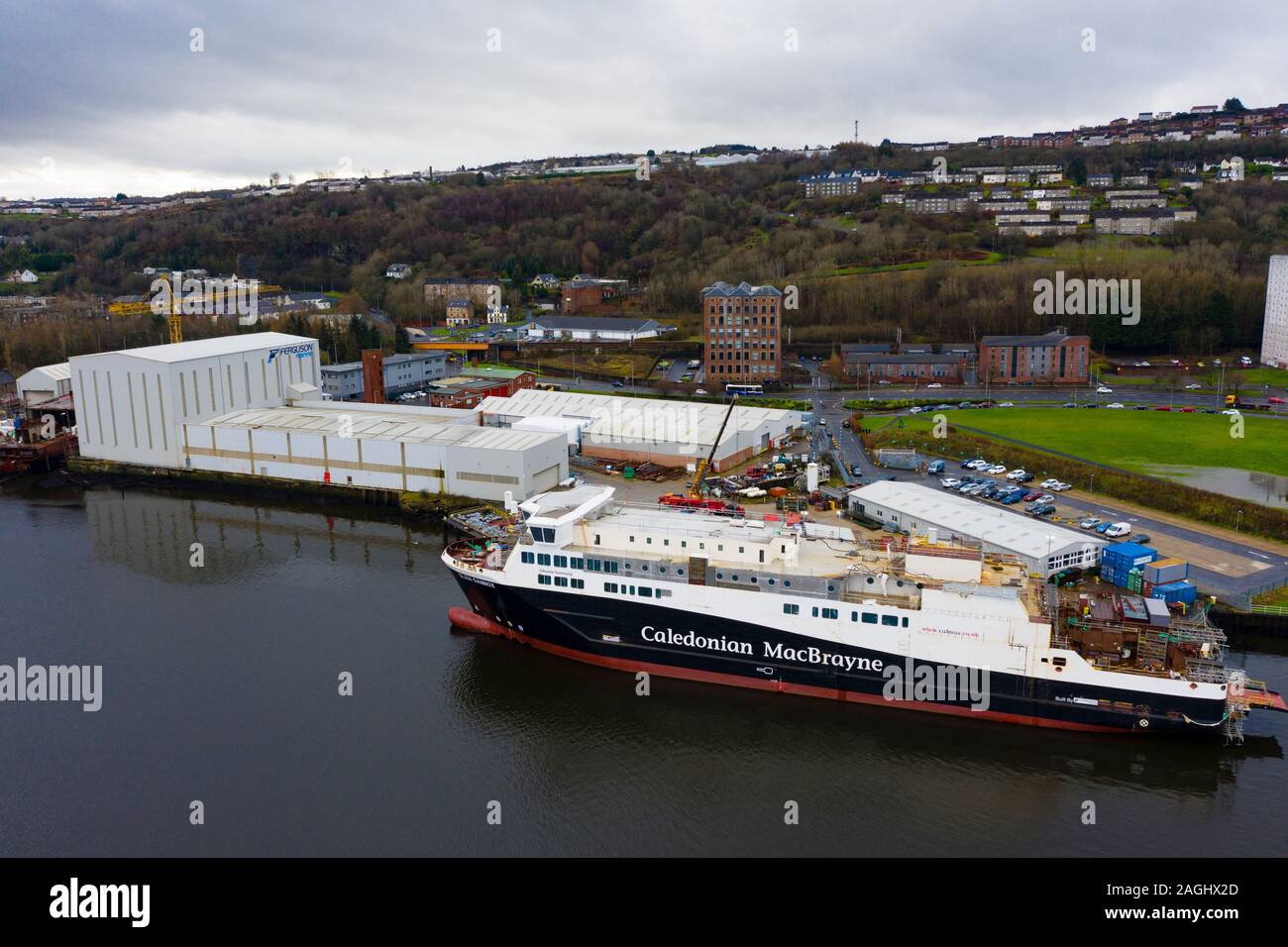 Vista aerea del recentemente nazionalizzato Ferguson Cantiere Marine e traghetto Calmac Glen Sannox sul fiume Clyde a Port Glasgow, Scotland, Regno Unito Foto Stock