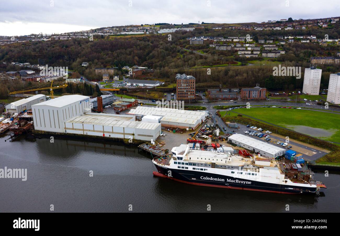 Vista aerea del recentemente nazionalizzato Ferguson Cantiere Marine e traghetto Calmac Glen Sannox sul fiume Clyde a Port Glasgow, Scotland, Regno Unito Foto Stock