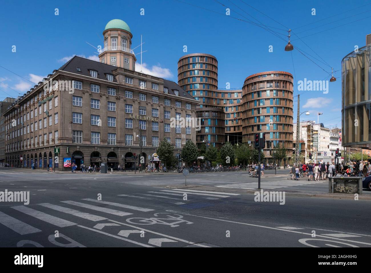 Pedoni che attraversano la strada a Copenhagen, Danimarca Foto Stock