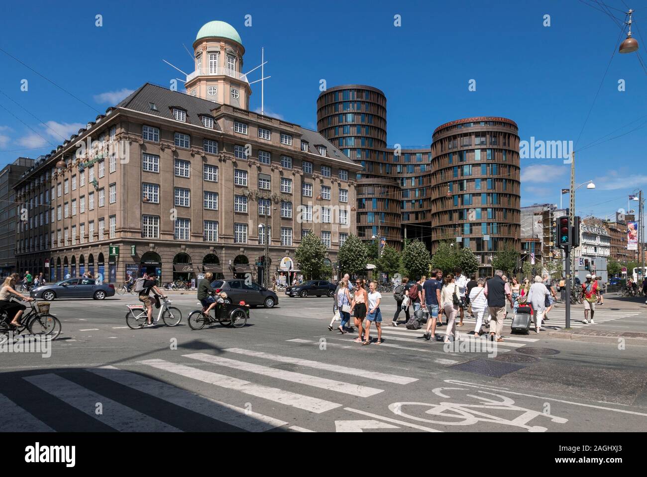 Pedoni che attraversano la strada a Copenhagen, Danimarca Foto Stock